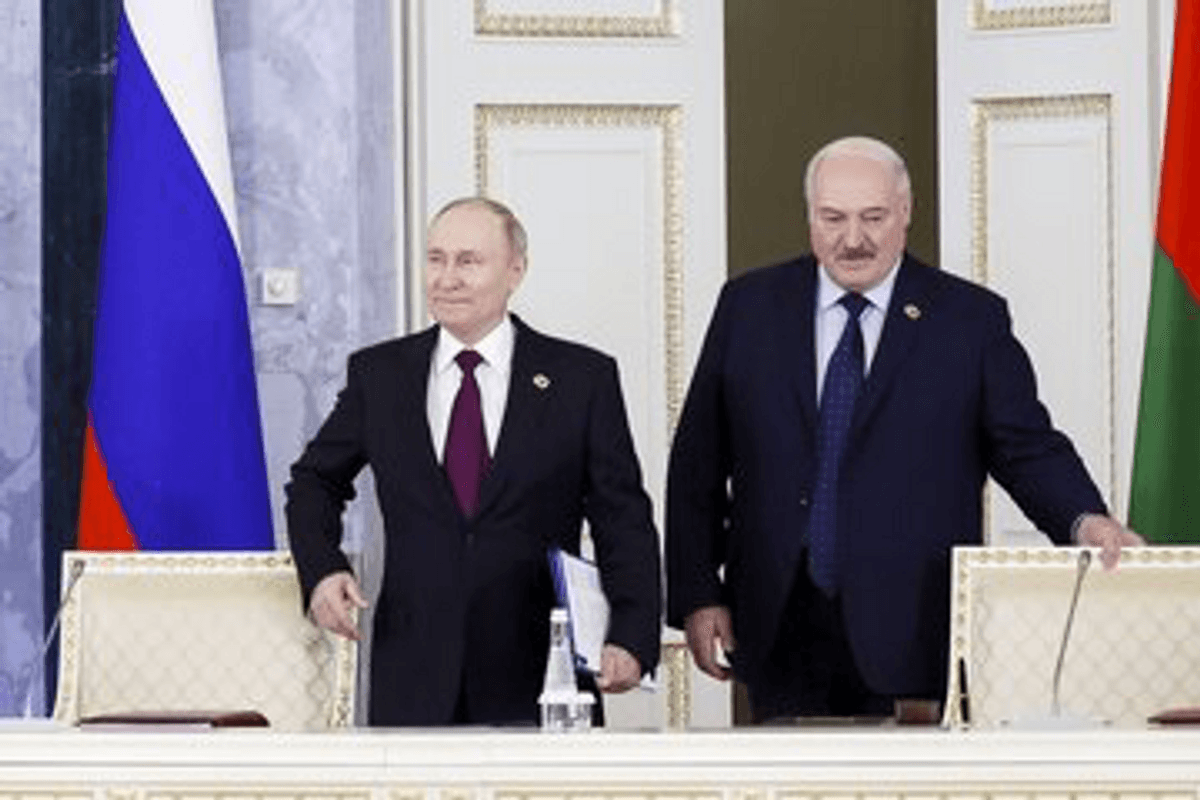 حرکات عجیب و غریب پوتین در یک جلسه رسمی| مشکل رییس جمهور روسیه چیست ؟