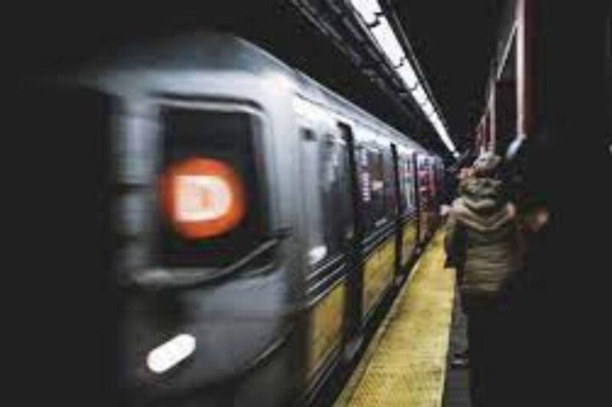برخورد وحشتناک مترو با یک مرد| احتمال قطع اندام‌های مرد مصدوم